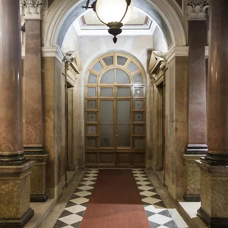 Seven Historical Aparthotel 4*