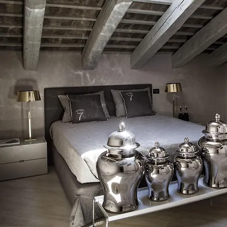 セブン ヒストリカル スイーツ アパートホテル