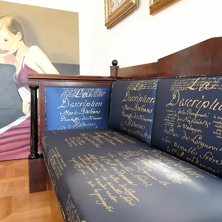 セブン ヒストリカル スイーツ アパートホテル 4*